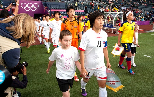 jogadoras da Coreia do Norte entrando em campo contra a Colômbia (Foto: AP)