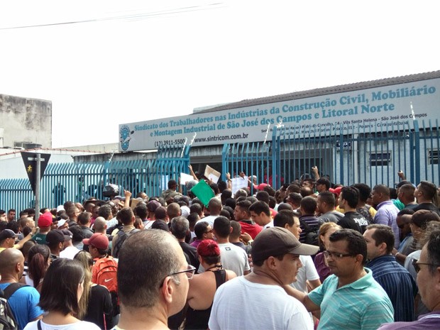 Candidatos fazem fila para concorrer a 1,6 mil vagas em refinaria em São José (Foto: Herivelto Landim/ Vanguarda Repórter)