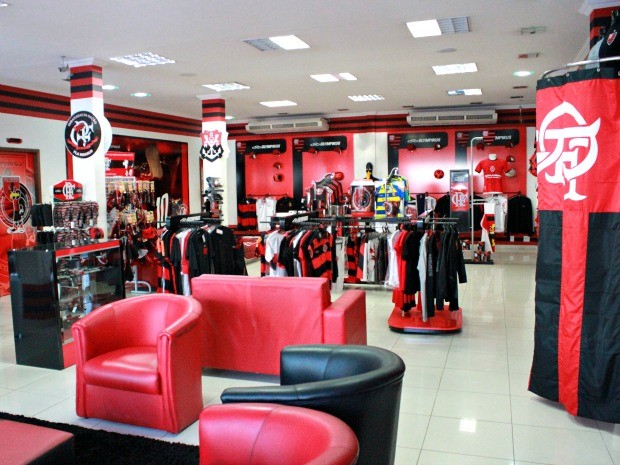 Lojas vendem produtos oficiais e licenciados dos clubes (Foto: Marcos Dantas / G1)