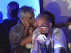 Caetano Veloso beija muito em show em Salvador
