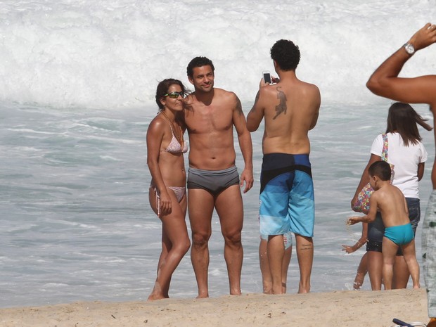 Fred, jogador da seleção, brinca com seu sobrinho na praia (Foto: Wallace Barbosa/AgNews)