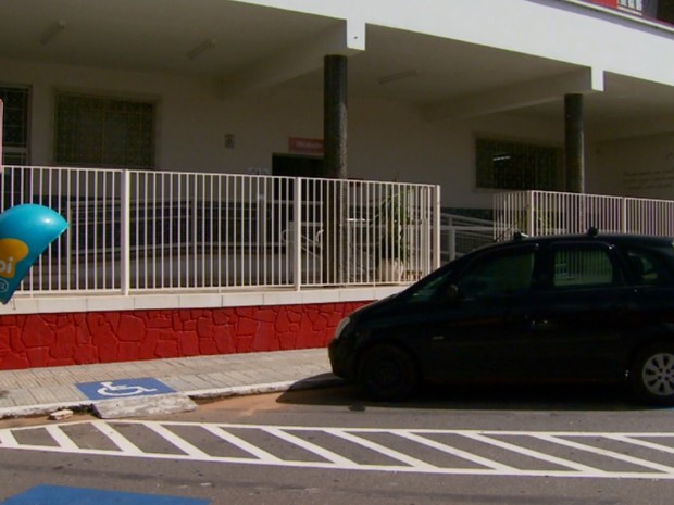 Trote teria acontecido em frente a universidade em Três Corações (Foto: Reprodução EPTV) Trote teria acontecido em frente a universidade em Três Corações (Foto: Reprodução EPTV)