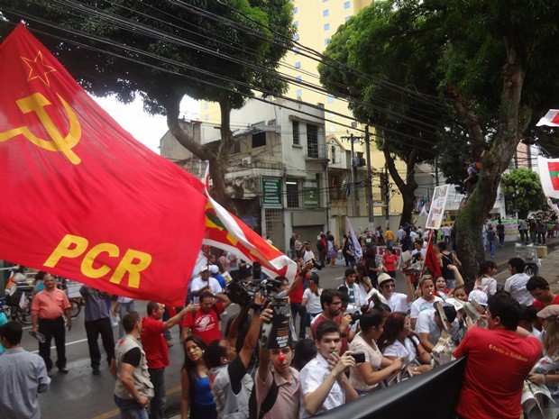 Manifestantes percorrem as principais ruas de Belém na manhã desta sexta-feira (30). Trabalhadores e entidades sindicais no estado aderiram ao Dia Nacional de Paralisações e Mobilizações. (Foto: Gil Sóter/G1)