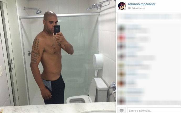 Adriano Imperador em selfie no banheiro (Foto: Reprodução)