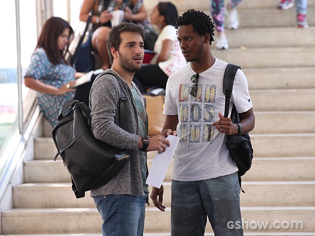 Davi não se conforma com a nota dada ao trabalho de seu primo Matias (Foto: Carol Caminha / TV Globo)