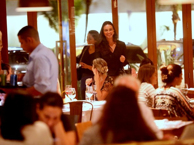 Débora Nascimento com amigas em restaurante na Zona Oeste do Rio (Foto: Ag. News)