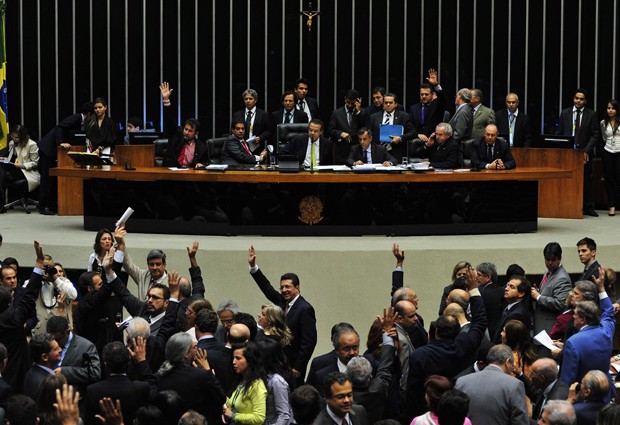 Deputados votam durante sessão desta terça-feira (4) no plenário da Câmara (Foto: Zeca Ribeiro/Ag.Câmara)