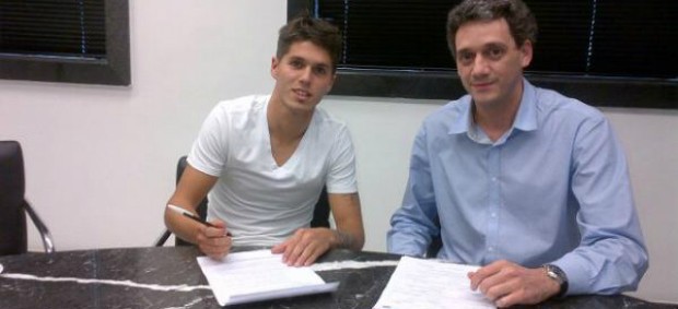Patricio Rodriguez assina contrato com o Santos (Foto: Reprodução / Twitter)