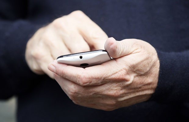 O smartphone Moto X, que será lançado no fim ano, nas mãos de Eric Schmidt, diretor executivo do conselho do Google, na quinta-feira (11), nos Estados Unidos. (Foto: Rick Wilking/Reuters)