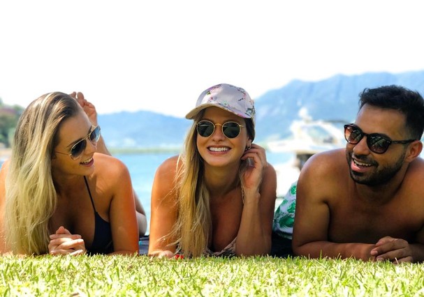 Andressa está na companhia de Gusttavo Lima e os amigos da modelo, Lorena Mariano e Charles Mello (Foto: Reprodução Instagram) Andressa está na companhia de Gusttavo Lima e os amigos da modelo, Lorena Mariano e Charles Mello (Foto: Reprodução Instagram)