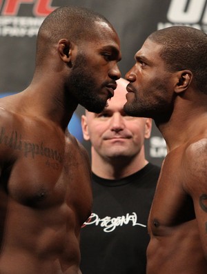 Jon Jones e Rampage Jackson na pesagem do UFC 135 (Foto: Divulgação UFC)