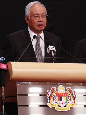 Najib Razak, primeiro-ministro da Malásia, conversa com jornalistas sobre o desaparecimento do avião da Malaysia Airlines nesta segunda-feira (14) (Foto: AP Photo/Vincent Thian)