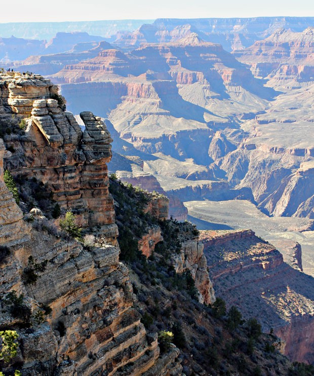 Vista do Grand Canyon a partir da borda sul. No canto esquerdo superior é possível ver um grupo de visitantes na beira do penhasco, como referência do tamanho da atração (Foto: Dennis Barbosa/G1)