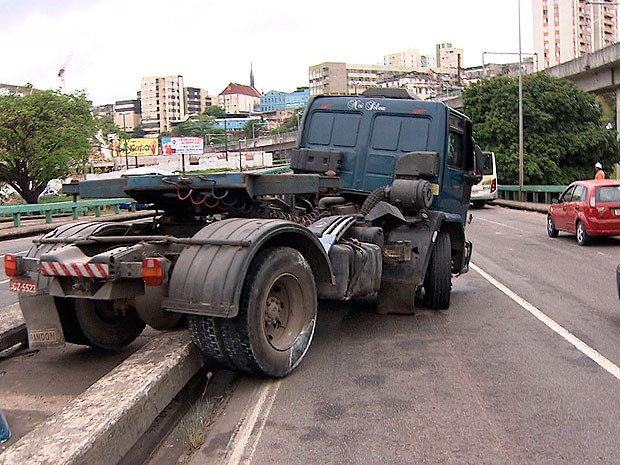 Carreta atravessada na pista trava trânsito na Avenida Bonocô (Foto: Imagem/ TV Bahia)