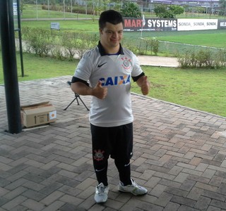 Corintiano especial tem dia de jogador e se diverte em treino da equipe