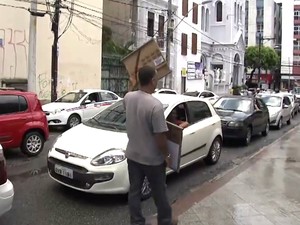 Cleverton com cartaz em sinaleira de Salvador para conseguir trabalho (Foto: Imagem/TV Bahia)
