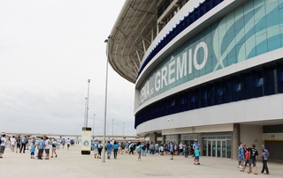 Torcedores circulam pela esplanada da Arena do Grêmio (Foto: Diego Guichard/GLOBOESPORTE.COM)