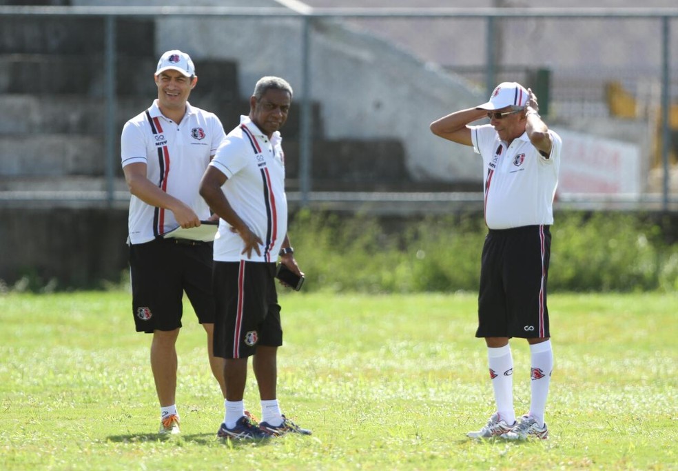 Técnico conversou bastante com os membros da comissão técnica durante a atividade (Foto: Marlon Costa/Pernambuco Press)