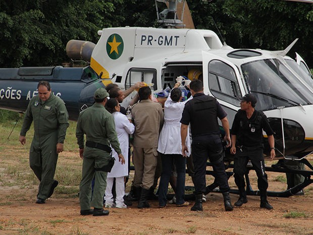 Um dos policiais foi transferido de helicóptero para Rondonópolis. (Foto: Jessica Bachega/ Clique F5)