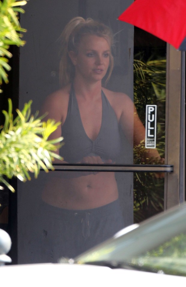 Britney Spears deixa estúdio em Los Angeles, nos Estados Unidos (Foto: Grosby Group/ Agência)