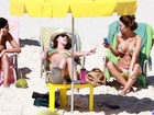 Fernanda Paes Leme, Thaila Ayala e Sophie Charlotte vão à praia no Rio