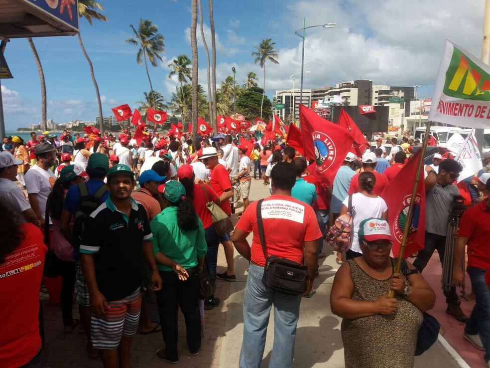 Manifestantes seguirão em caminhada pela orla de Maceió (Foto: Suely Melo/G1)