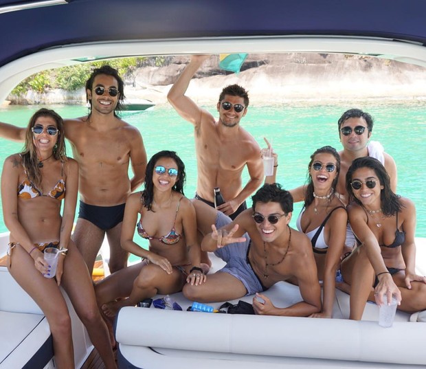 Yanna Lavigne e Bruno Gissoni com amigos em Angra dos Reis (Foto: Reprodução/Instagram)