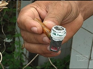 Jovem segura cachimbo para fumar crack em São Luís (MA) (Foto: Reprodução/TV Mirante)