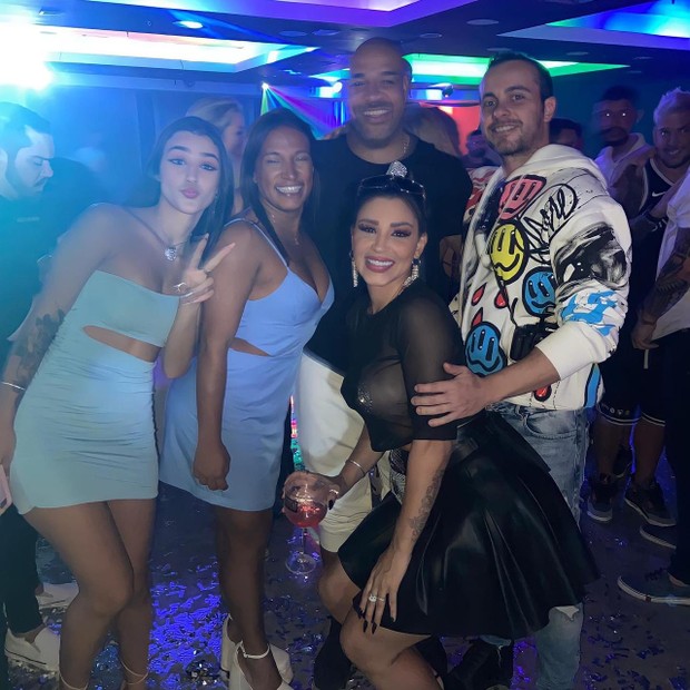 Jenny Miranda com a filha, Biatriz, na festa com Adriano e amigos (Foto: Arquivo pessoal)