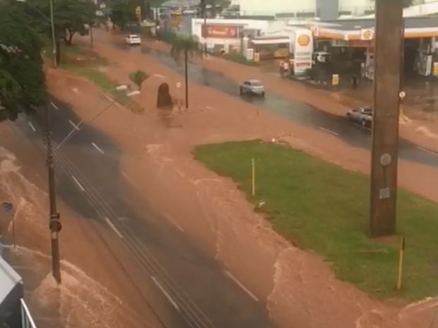 Avenida Nações Unidas está alagada (Foto: Rodrigo Trefilo/Arquivo Pessoal)