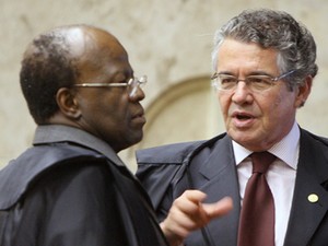 Os ministros Joaquim Barbosa e Marco Aurélio conversam no intervalo de sessão do julgamento do mensalão (Foto: Nelson Jr./SCO/STF)