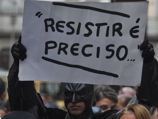 Batman participa de protesto contra ditadura no Centro do Rio  (Foto: Armando Paiva/ Foto Arena/Estadão Conteúdo)