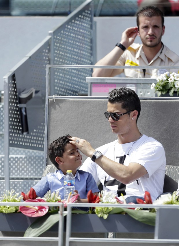 Cristiano Ronaldo ajeita cabelinho do filho (Foto: AKM-GSI / AKM-GSI)