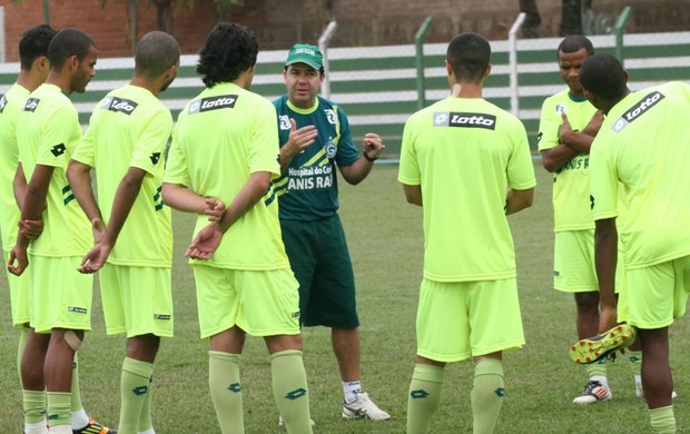 Enderson Moreira orienta jogadores do Goiás (Foto: Rosiron Rodrigues/Goiás E.C.)