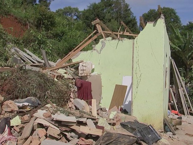 Praticamente um muro restou do acidente; moradores estão bem (Foto: Reprodução/ TV TEM)