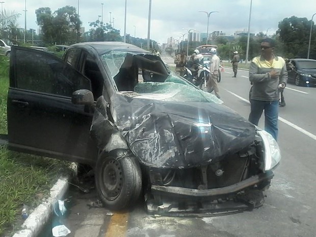 Veículo ficou destruído após cair de elevado, em São Luís (Foto: João Ricardo/G1)