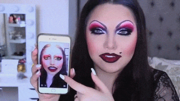 Jovem se transforma em filtro do Snapchat com maquiagem (Foto: Reprodução/YouTube)
