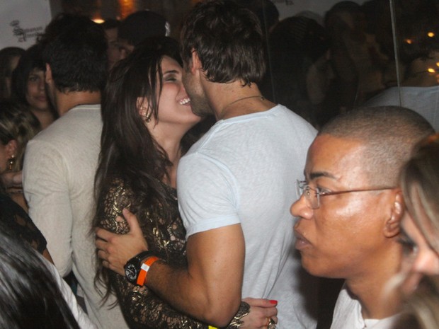 Ex-BBBs Kamilla e Eliéser se beijam em festa no Rio (Foto: Fábio Martins/ Ag. News)