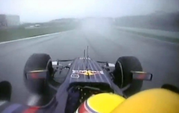 Mark Webber ocupava o segundo lugar no GP do Japão quando passou mal e vomitou no capacete (Foto: Reprodução / YouTube)