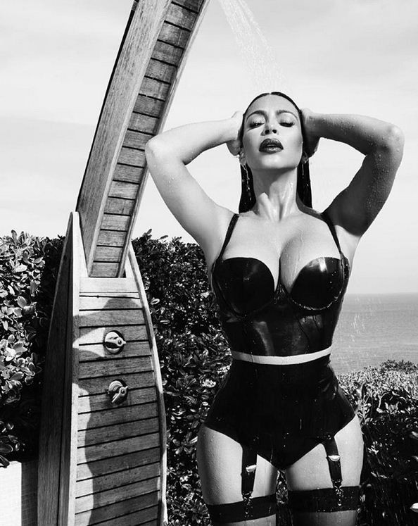 Kim Kardashian Posa De Topless Em Ensaio Para Seu Site Vogue Gente