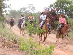 Em meio a vegetação do cerrado, os foliões seguiam na festa. (Foto: Valdivan Veloso/G1)