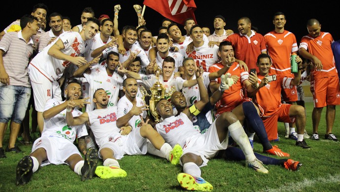Jogadores do Rio Branco comemoram bicampeonato com troféu (Foto: João Paulo Maia)