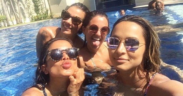 Thaissa Carvalho com Anitta e amigas em piscina (Foto: Reprodução/Instagram)