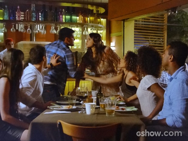 Luiza e André brigam no meio de todos os amigos (Foto: Em Família/ TV Globo)