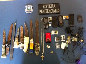 Agentes apreenderam celulares e facas em presídio de Santa Rita (Foto: Divulgação/Flávio André de Albuquerque) Agentes apreenderam celulares e facas em presídio de Santa Rita (Foto: Divulgação/Flávio André de Albuquerque)