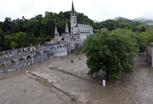 O rio Gave de Pau, que passa ao lado do santuário de Lourdes, transbordou nos últimos dias (Foto: Bob Edme/AP)