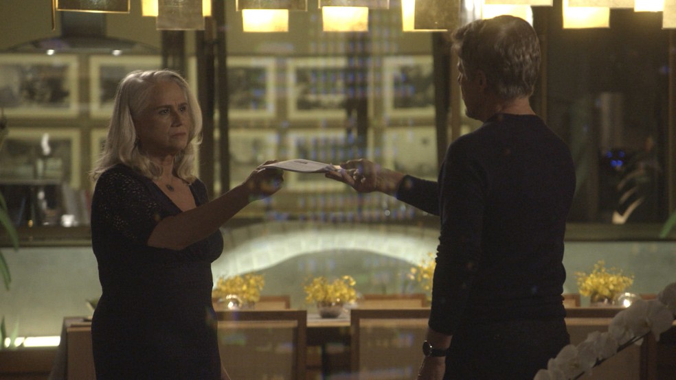 Tião dá prova de amor a Mág (Foto: TV Globo)