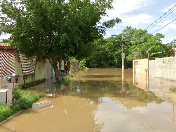 G Rio Coxip Transborda Ap S Chuva E Inunda Casas Em Bairro De