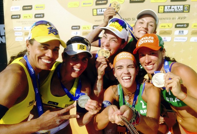 Selfie das brasileiras no pódio nos EUA (Foto: Denis Ferreira Netto/CBV)