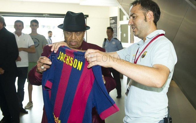 Pai de Michael Jackson Visita Museu do Barça e Compara Clube Aos Filhos Paijackson2